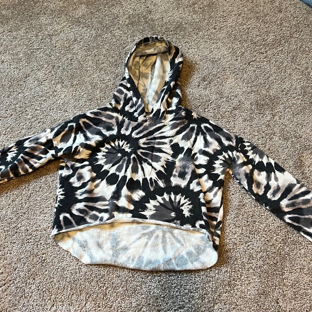 Love fire tie dye hoodie girls size small. Nordstrom sale item. Raw edge. Hi/low